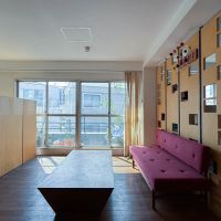 渋谷区東の賃貸物件/3階のフロア。窓の外にはバルコニー。窓際をフローリングフロアにしてる