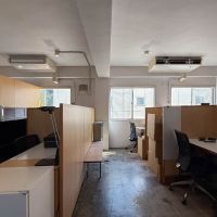 渋谷区東の賃貸物件/造作の間仕切りとデスクが並ぶ