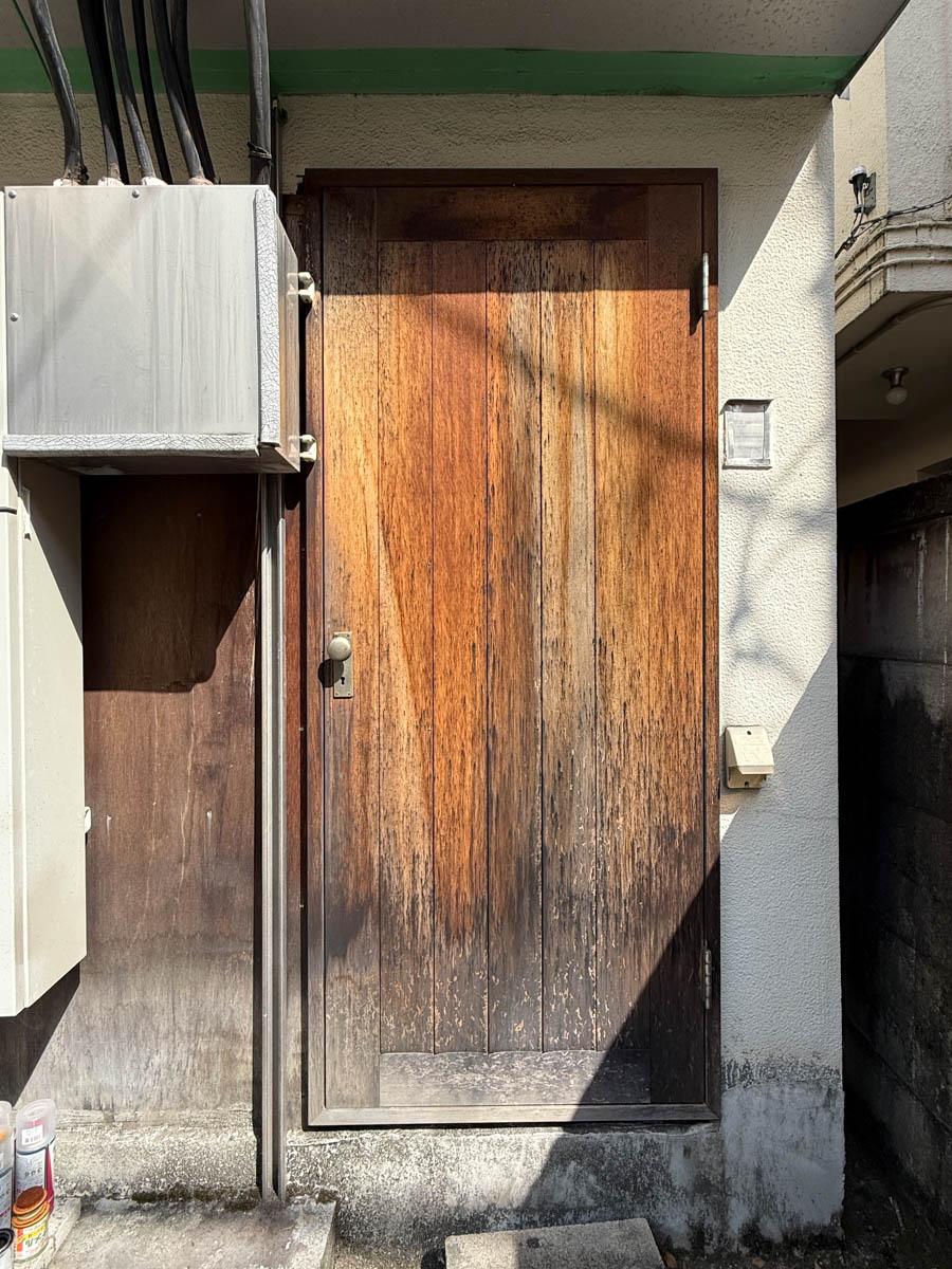 渋谷区東の賃貸物件/1階の店舗区画脇におまけの倉庫スペース