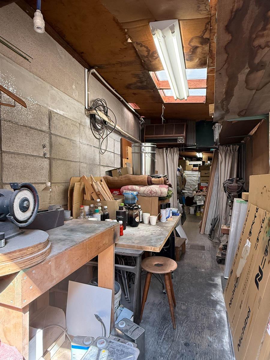 渋谷区東の賃貸物件/倉庫スペースの中。こんな感じで今のテナントさんは物置としてつかっている