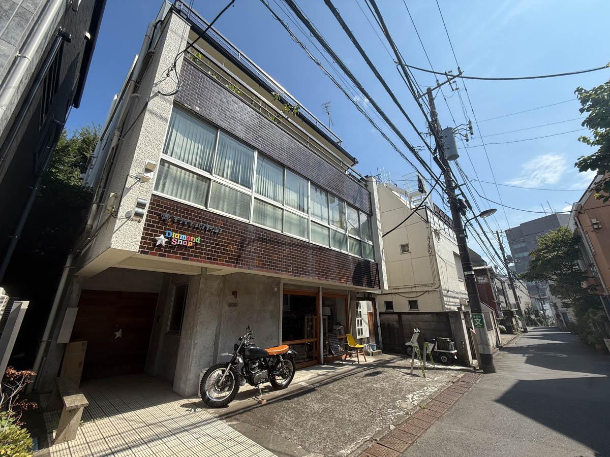 渋谷区東の賃貸物件/渋い外観の1棟ビル。室泉寺の裏手にひっそりと佇む。現借主さんがリノベーションした場所を引き継ぎませんか？