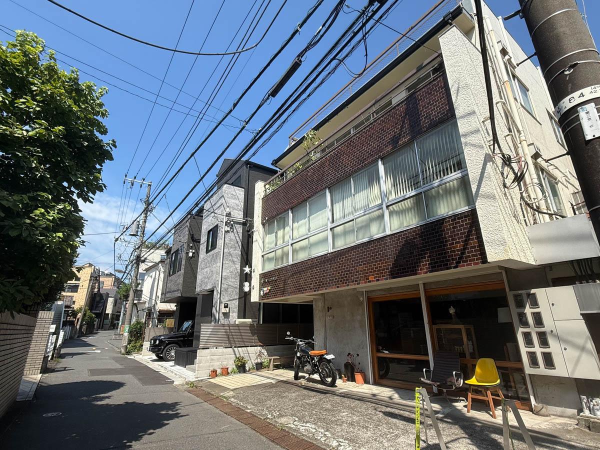 渋谷区東の賃貸物件/外観を反対のアングルで。前面部分に車を停めることもできる