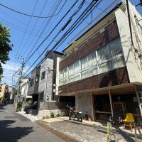 渋谷区東の賃貸物件/外観を反対のアングルで。前面部分に車を停めることもできる