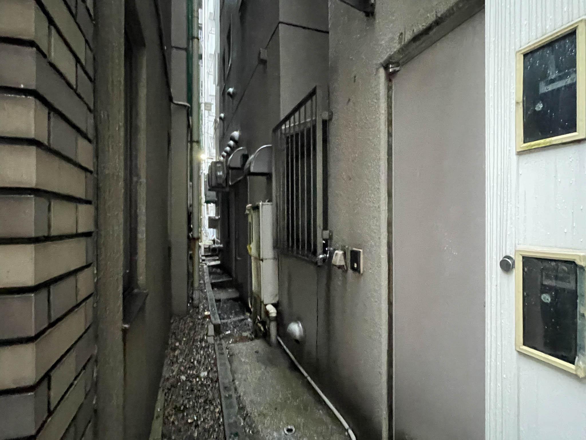 台東区浅草橋の賃貸物件/奥の扉の外は、建物と建物の隙間