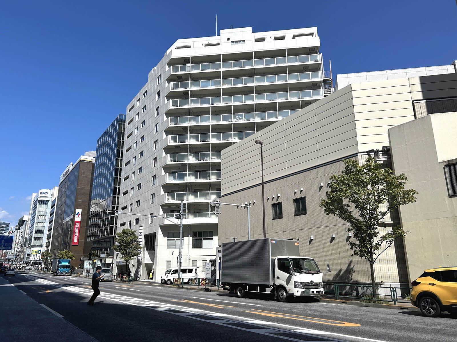 新宿区新宿の賃貸物件/地下鉄の出口から徒歩15秒、白いマンションの7階角部屋です