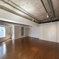 新宿区新宿の賃貸物件/書棚などを並べるなら窓のない右側の壁面に