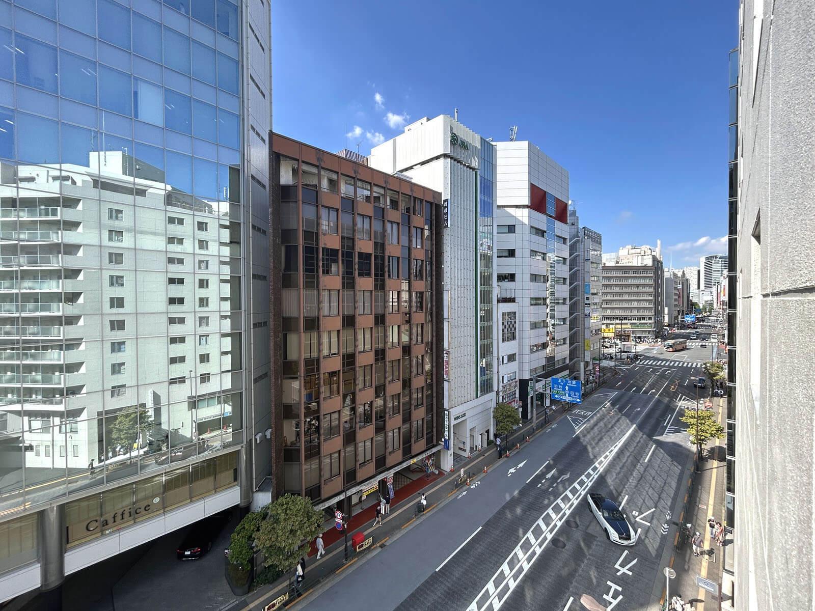 新宿区新宿の賃貸物件/新宿駅周辺を見下ろす窓辺
