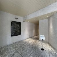 新宿区新宿の賃貸物件/エントランスを外から見る