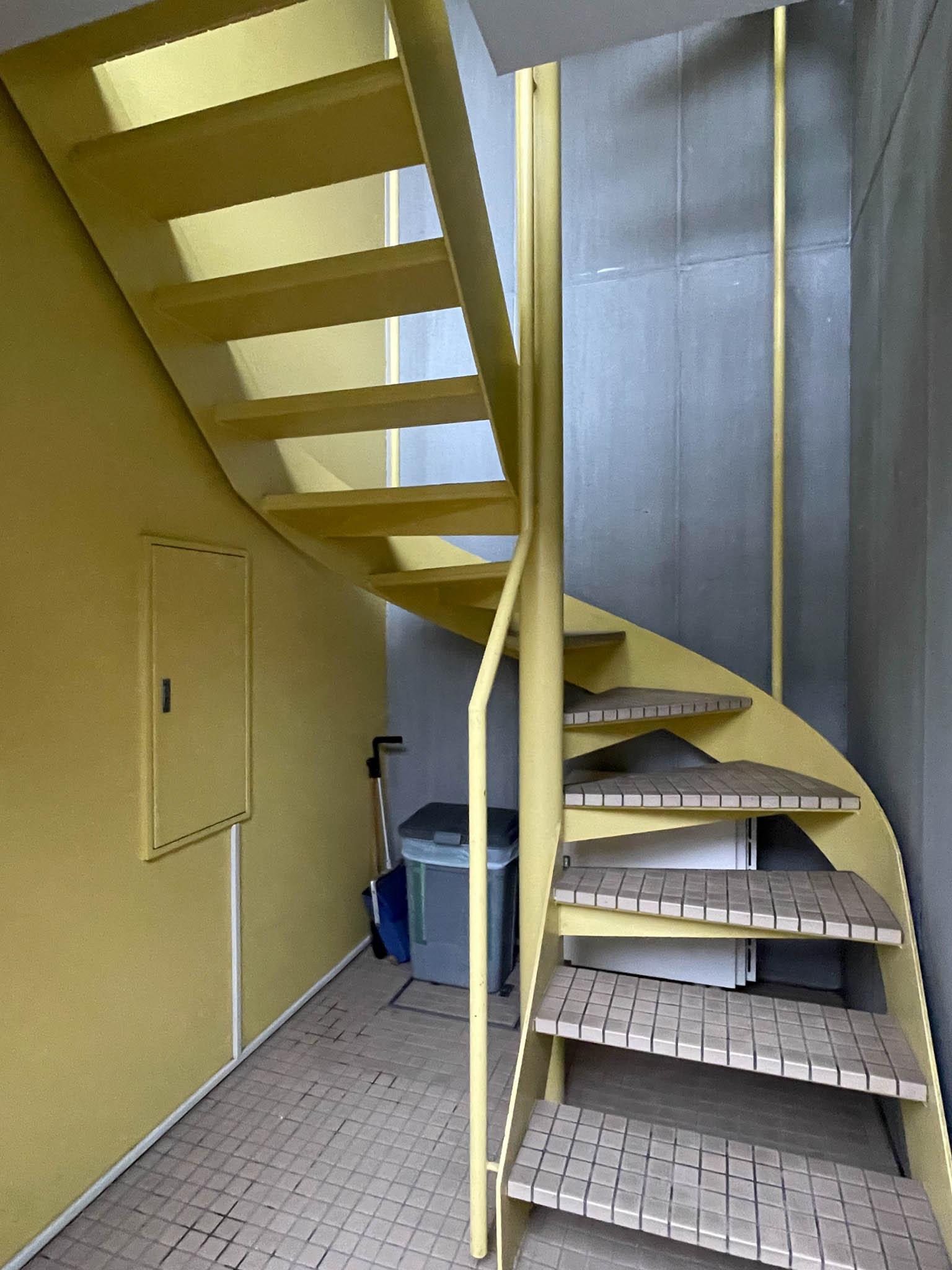 中野区東中野の賃貸物件/オートロックを超え、階段で部屋へ上がります