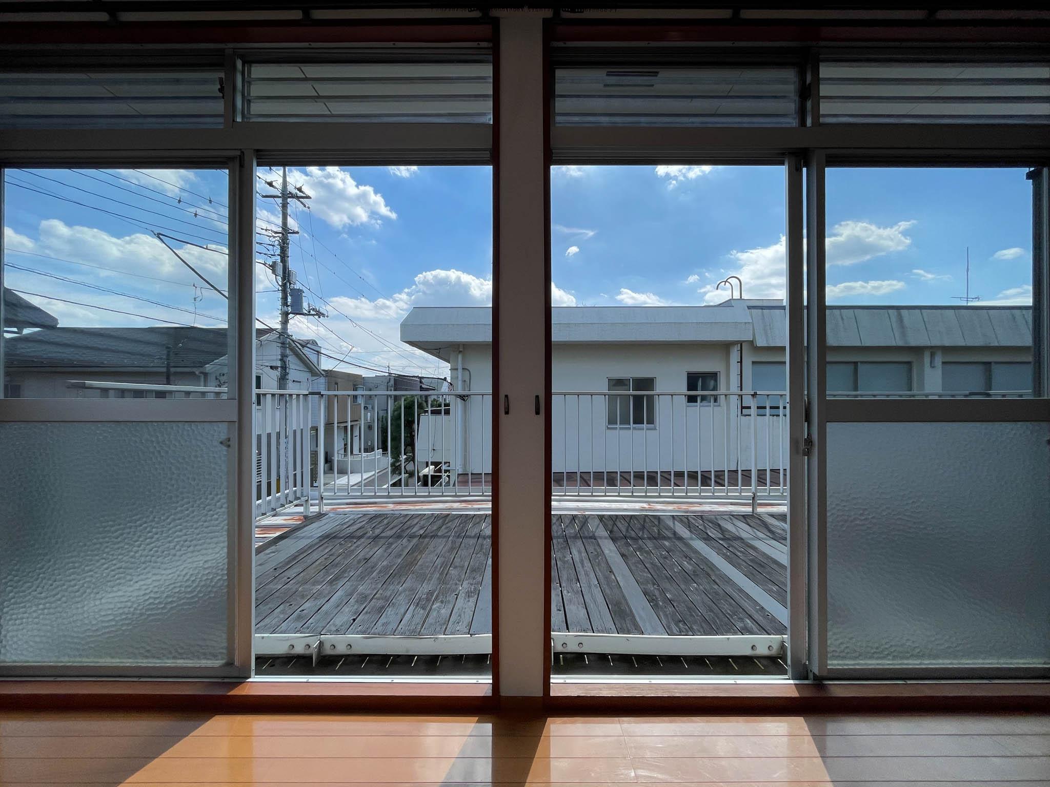 武蔵野市吉祥寺本町の賃貸物件/上階：室内からの見え方。青空もしっかりと見えます