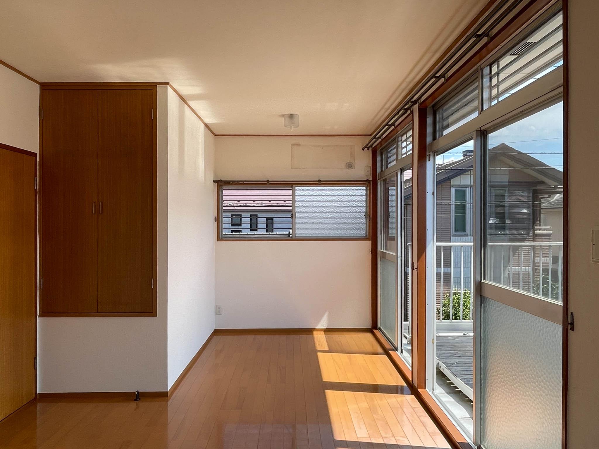 武蔵野市吉祥寺本町の賃貸物件/上階、9.3畳洋室：東に向かって