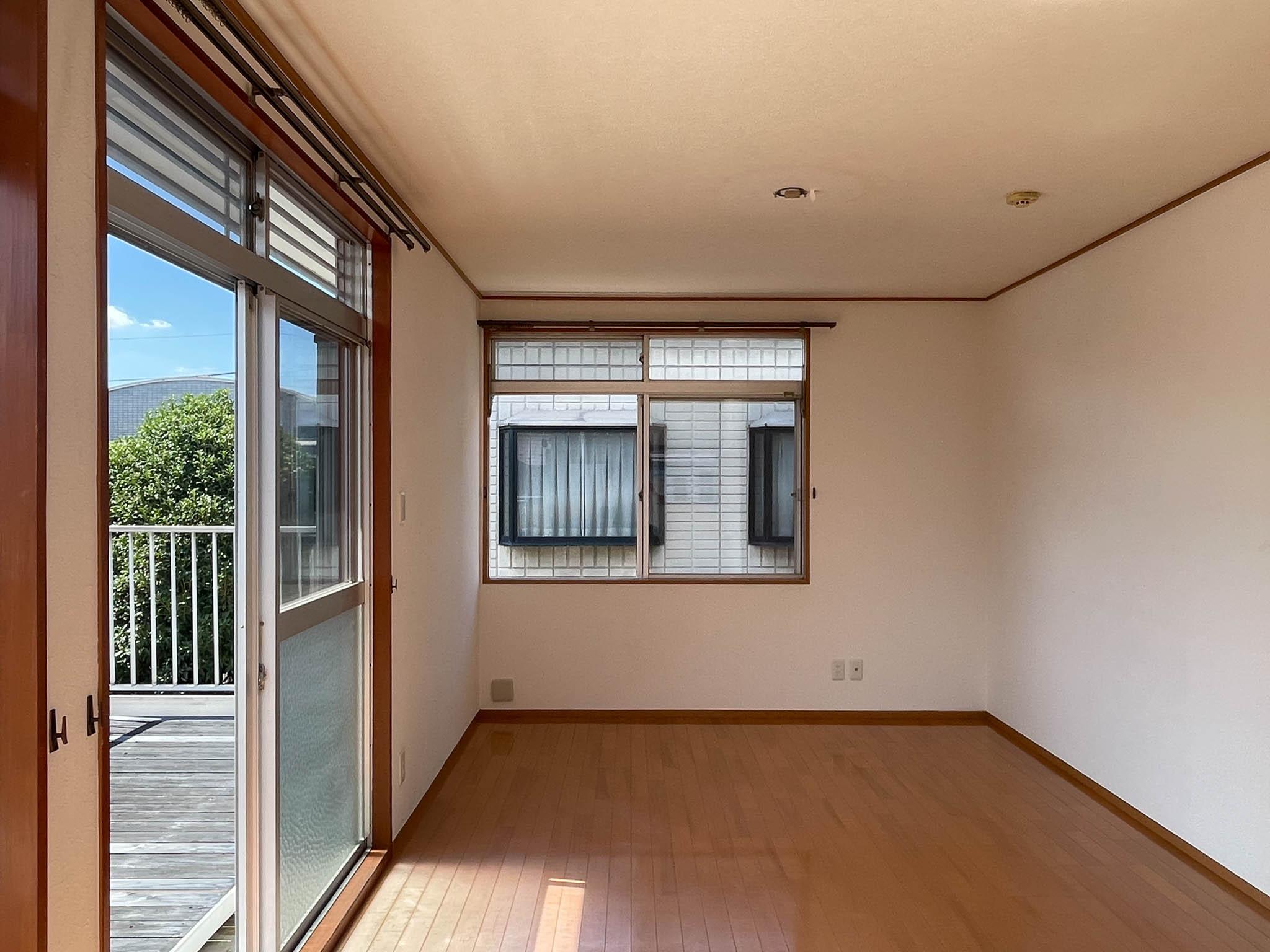 武蔵野市吉祥寺本町の賃貸物件/上階、9.3畳洋室：西に向かって