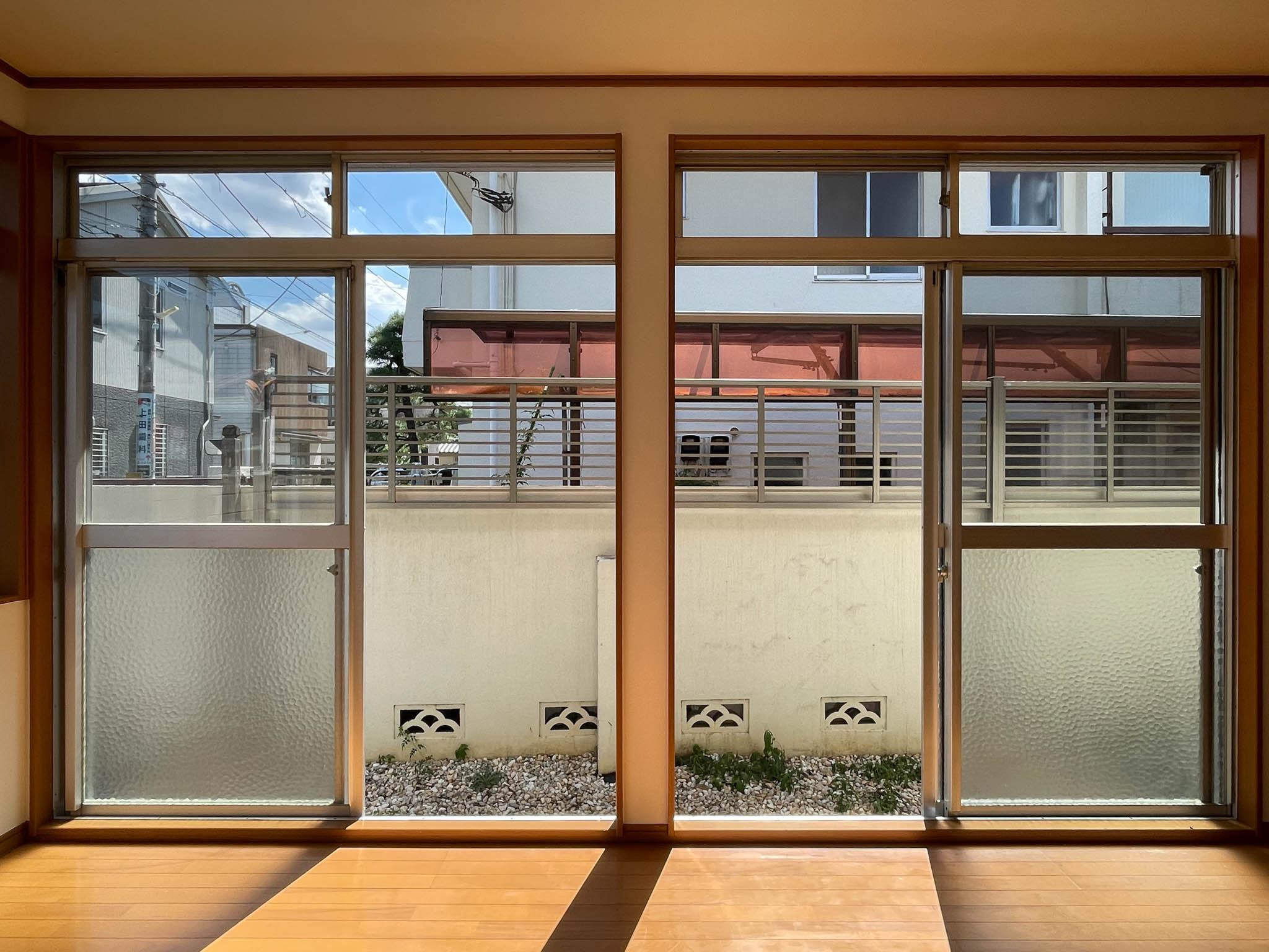 武蔵野市吉祥寺本町の賃貸物件/下階、リビング：窓が高く、1階でも日当たりがいい