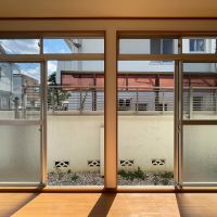 武蔵野市吉祥寺本町の賃貸物件/下階、リビング：窓が高く、1階でも日当たりがいい