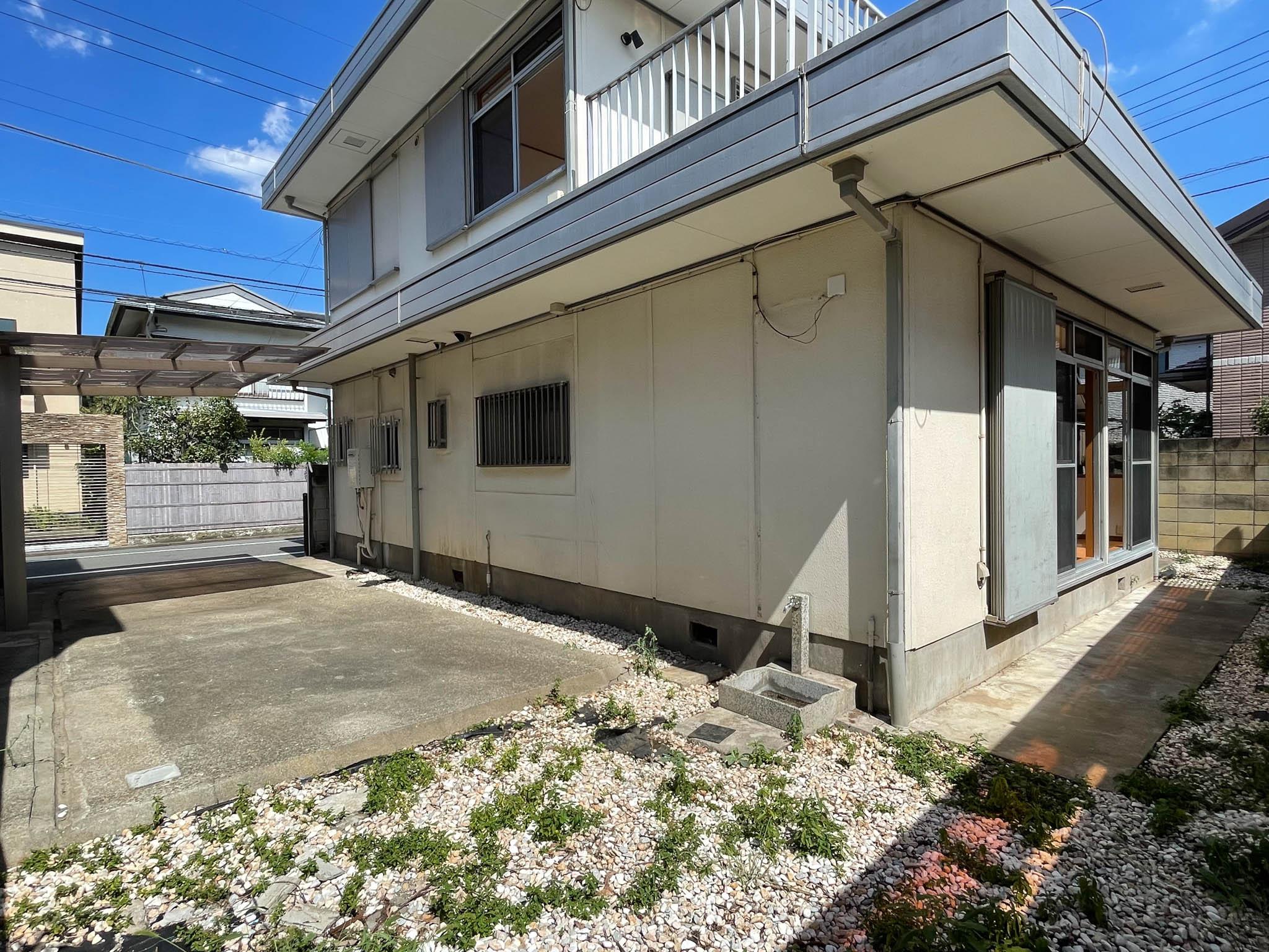 武蔵野市吉祥寺本町の賃貸物件/駐車スペースへもぐるりと回っています
