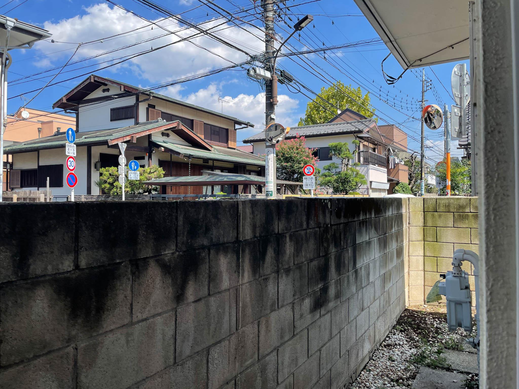 武蔵野市吉祥寺本町の賃貸物件/勝手口の外は石壁。外に人が通ると少し目線が合います