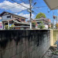 武蔵野市吉祥寺本町の賃貸物件/勝手口の外は石壁。外に人が通ると少し目線が合います