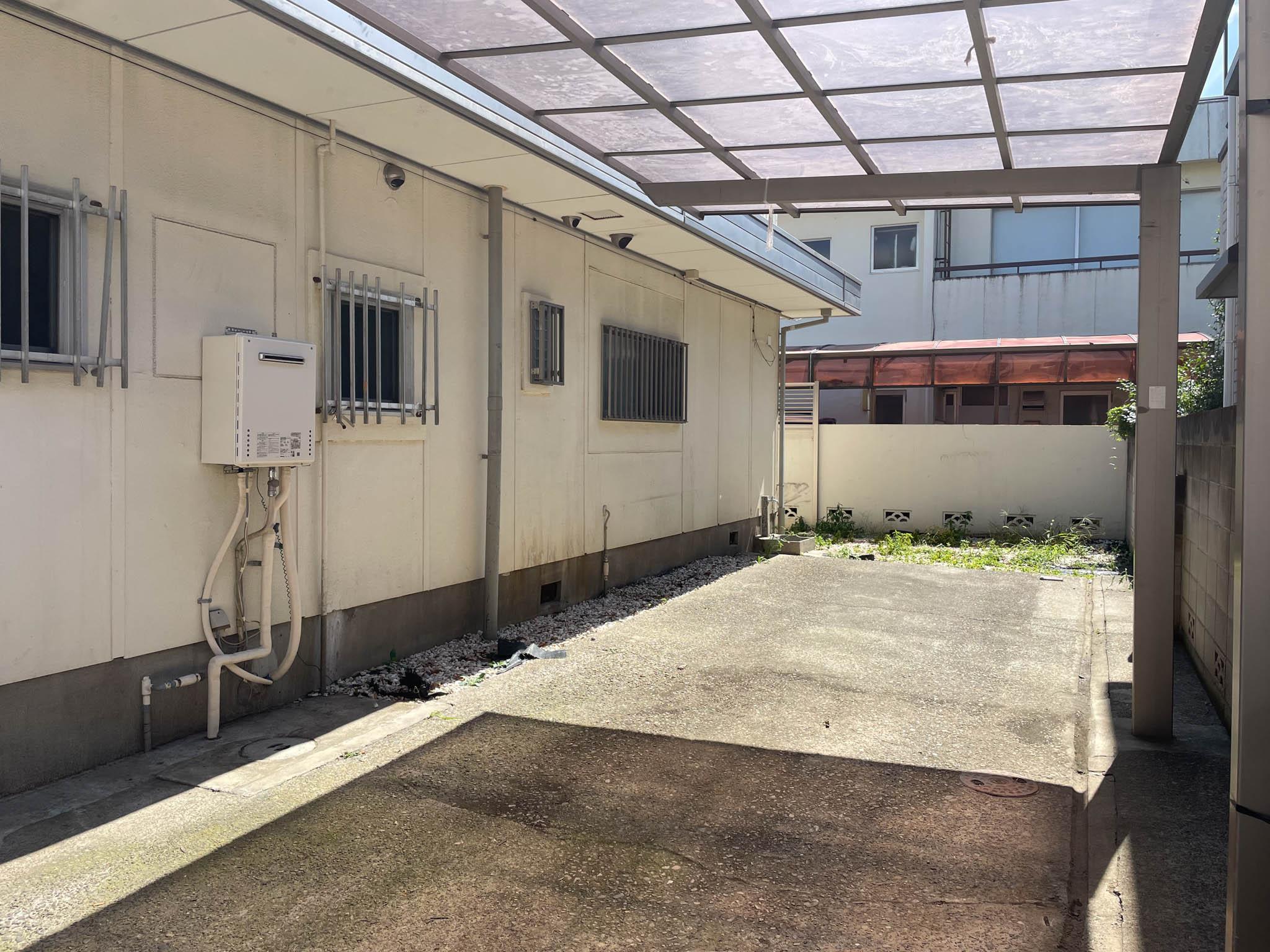 武蔵野市吉祥寺本町の賃貸物件/駐車スペースは縦列で車を2台置ける広さ。もちろんバイクや自転車も
