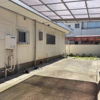 武蔵野市吉祥寺本町の賃貸物件/駐車スペースは縦列で車を2台置ける広さ。もちろんバイクや自転車も