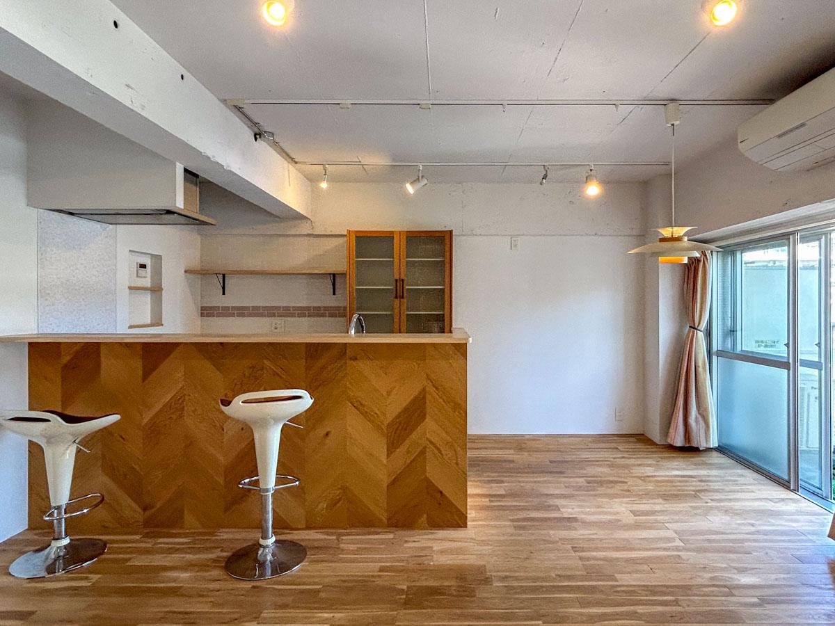 江東区南砂の賃貸物件/キッチンの側面にも木材があしらわれています