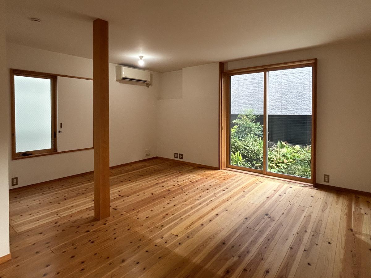 杉並区永福の賃貸物件/無垢のフローリングに光が差し込み、暖かな色に包まれています。