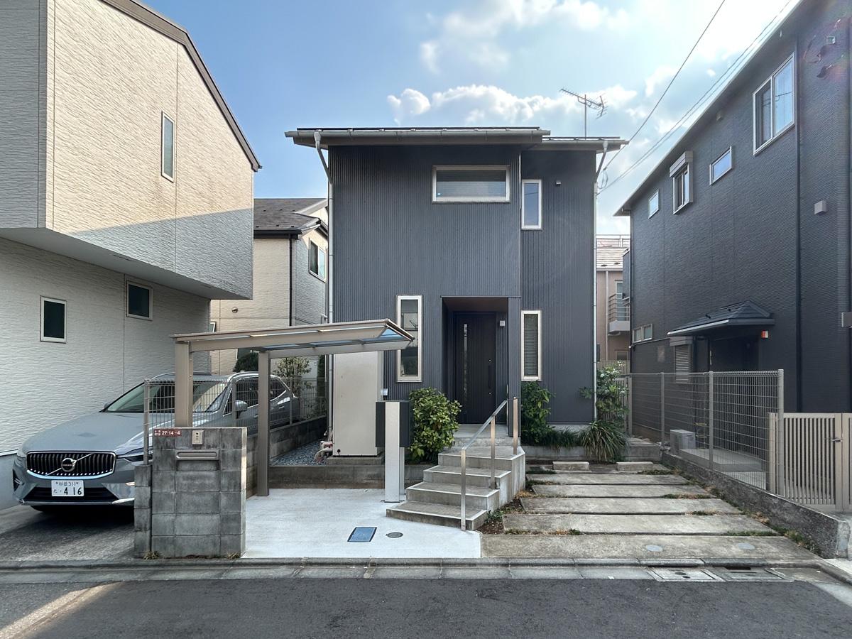 杉並区永福の賃貸物件/建物外観。駐車場含めて玄関前に広めのスペースがあります。