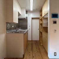 杉並区永福の賃貸物件/キッチンスペース。後部に広々とした棚が設置されています。