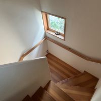 杉並区永福の賃貸物件/階段。踊り場の窓から程よく光が入ってきます