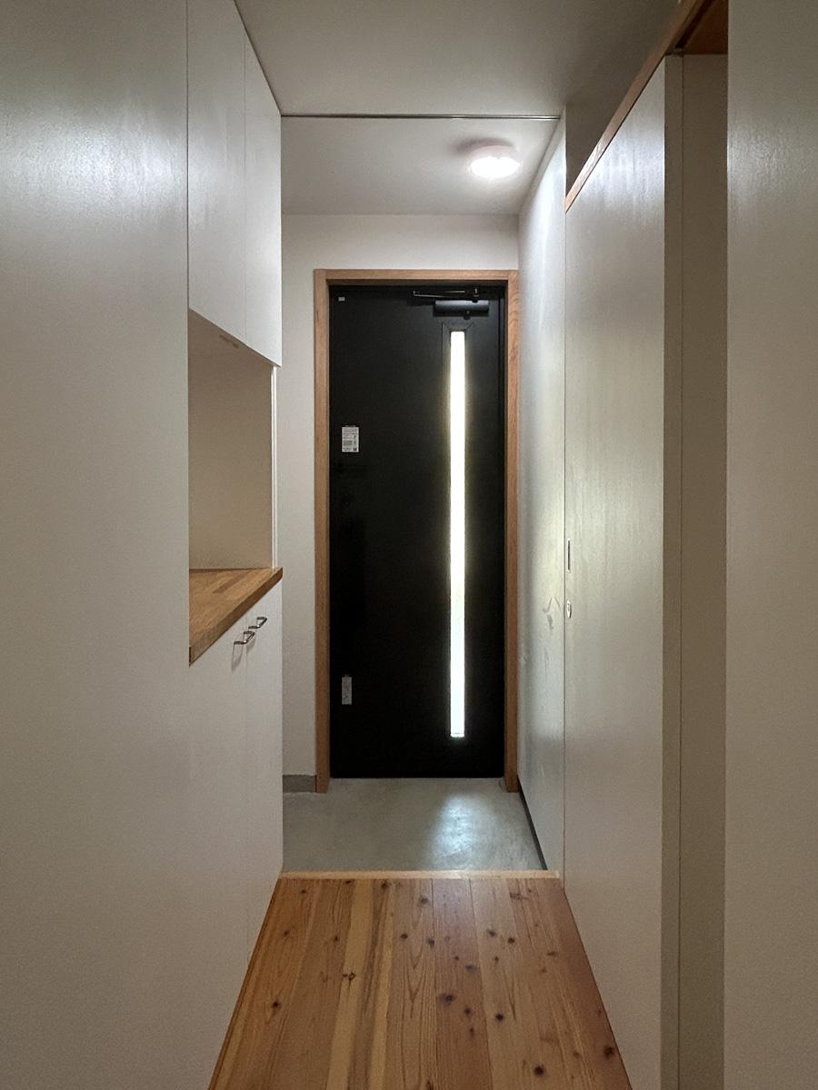 杉並区永福の賃貸物件/玄関。キッチンにつながる広めの土間があります。