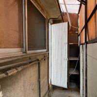 板橋区坂下の賃貸物件/下階：勝手口の外は物置きスペース。外ですが波板の屋根がかかっています