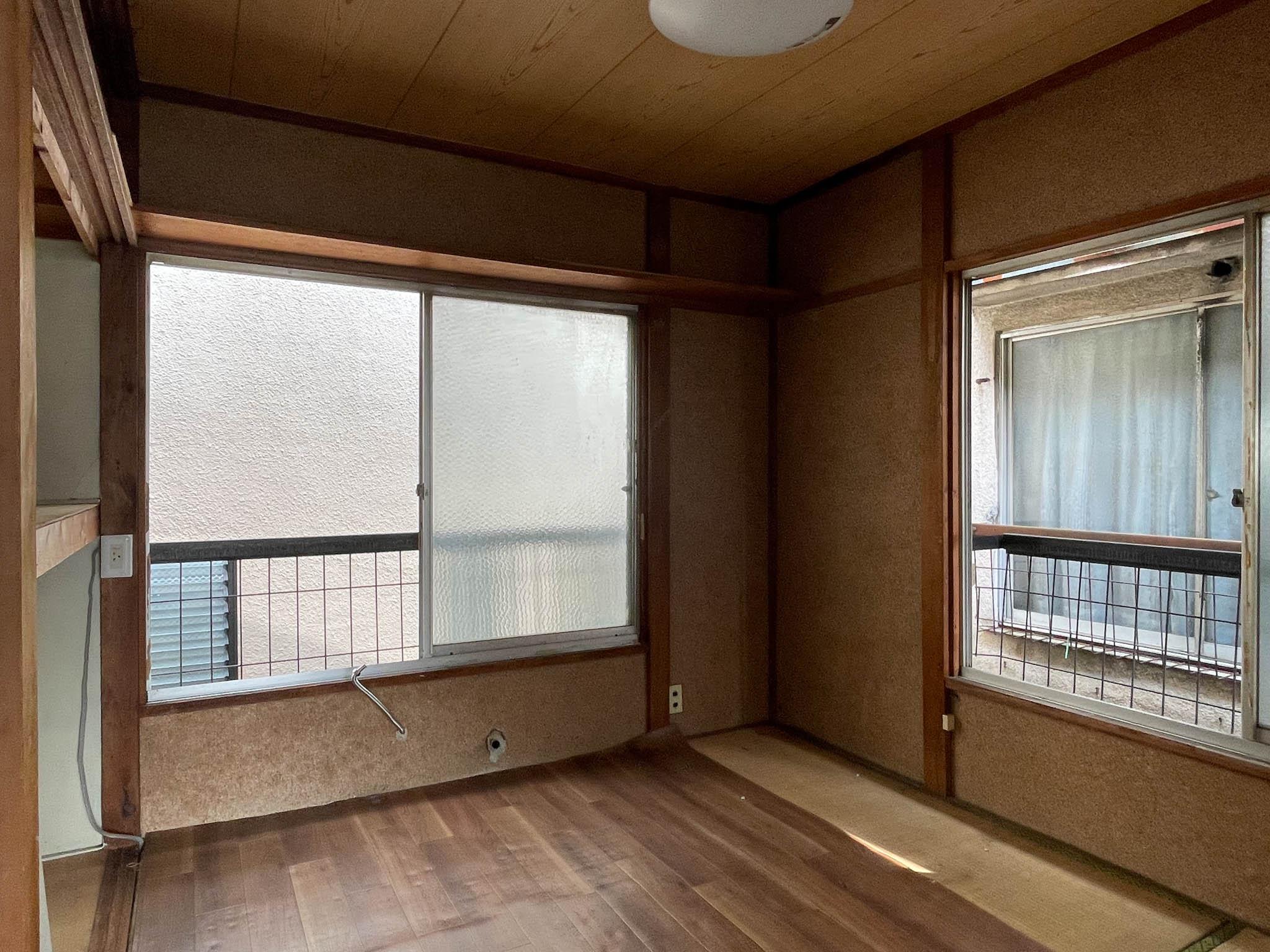 板橋区坂下の賃貸物件/上階、北側：趣のある茶色い空間