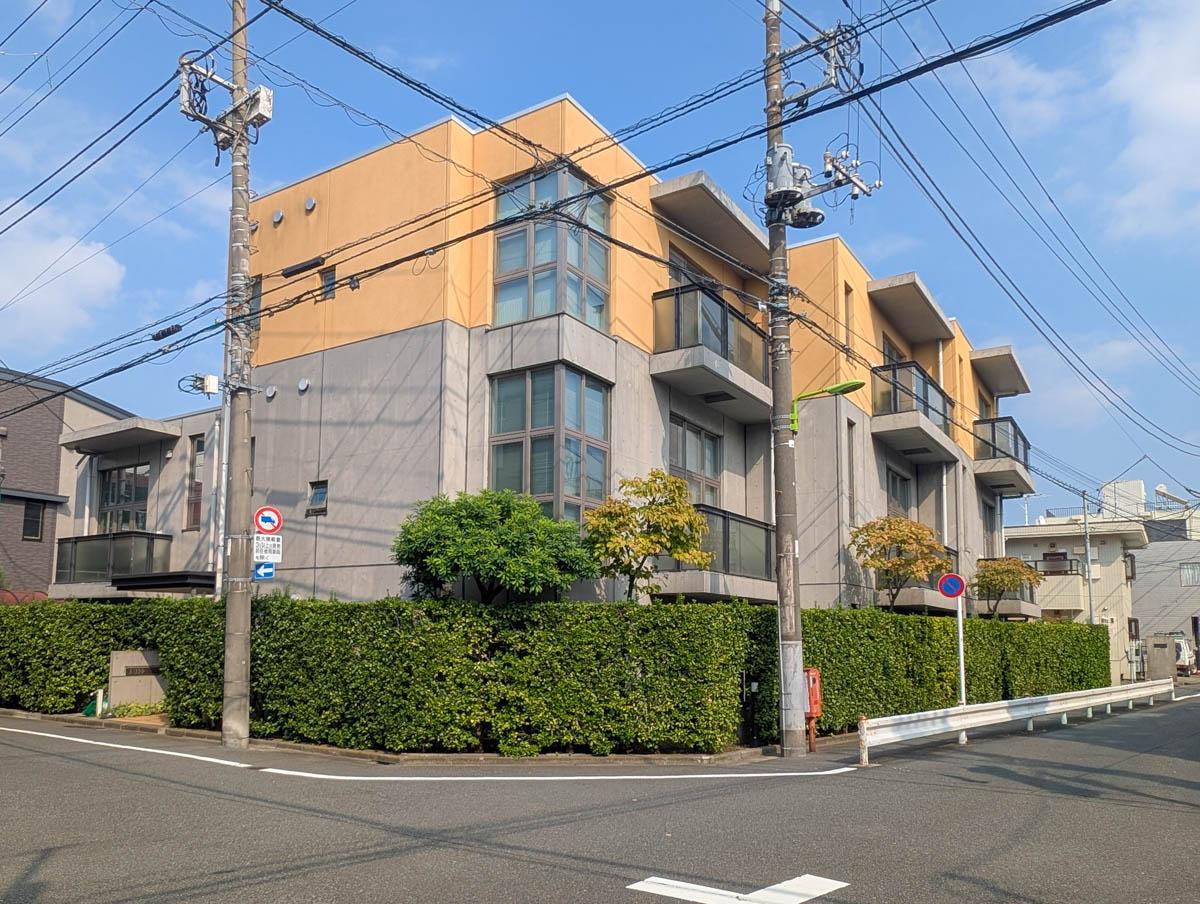 世田谷区下馬の賃貸物件/オレンジとグレーの外壁が特徴のモダンな外観。
