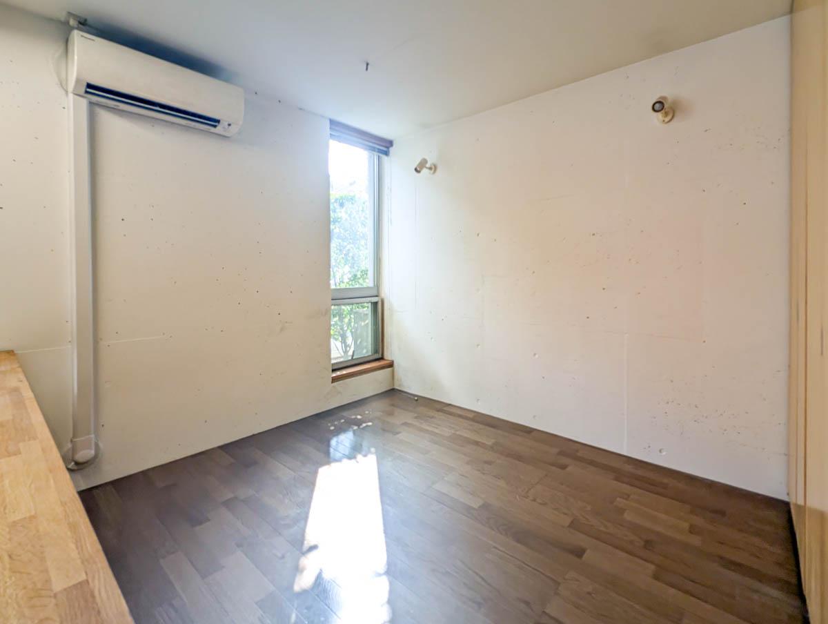 世田谷区下馬の賃貸物件/小部屋、玄関側からのアングル。右奥に窓がついていて、寝室利用時にまぶしすぎない仕様。