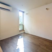 世田谷区下馬の賃貸物件/小部屋、玄関側からのアングル。右奥に窓がついていて、寝室利用時にまぶしすぎない仕様。
