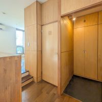 世田谷区下馬の賃貸物件/玄関エリア別アングル。中央扉はトイレ、左奥は小部屋につながっています。