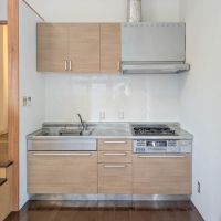 世田谷区下馬の賃貸物件/クリーニング前のキッチン。広めのシンクと3口ガスコンロ（グリル付き）があります。
