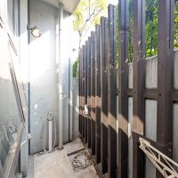 世田谷区下馬の賃貸物件/ベランダはこんな感じ。半地下かつ上部に植栽があるので、プライバシーが保たれています。