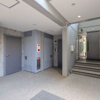 世田谷区下馬の賃貸物件/物件は左側のドアが入り口。