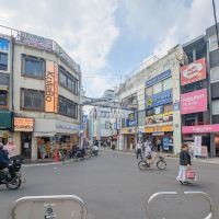 世田谷区下馬の賃貸物件/学芸大学周辺の様子。住宅街ながら、駅前にはたくさんの店が立ち並びます。