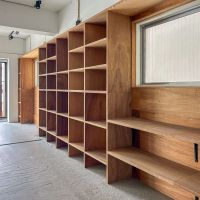 渋谷区神宮前の賃貸物件/造作棚。たくさんの資料や備品を収納できそう