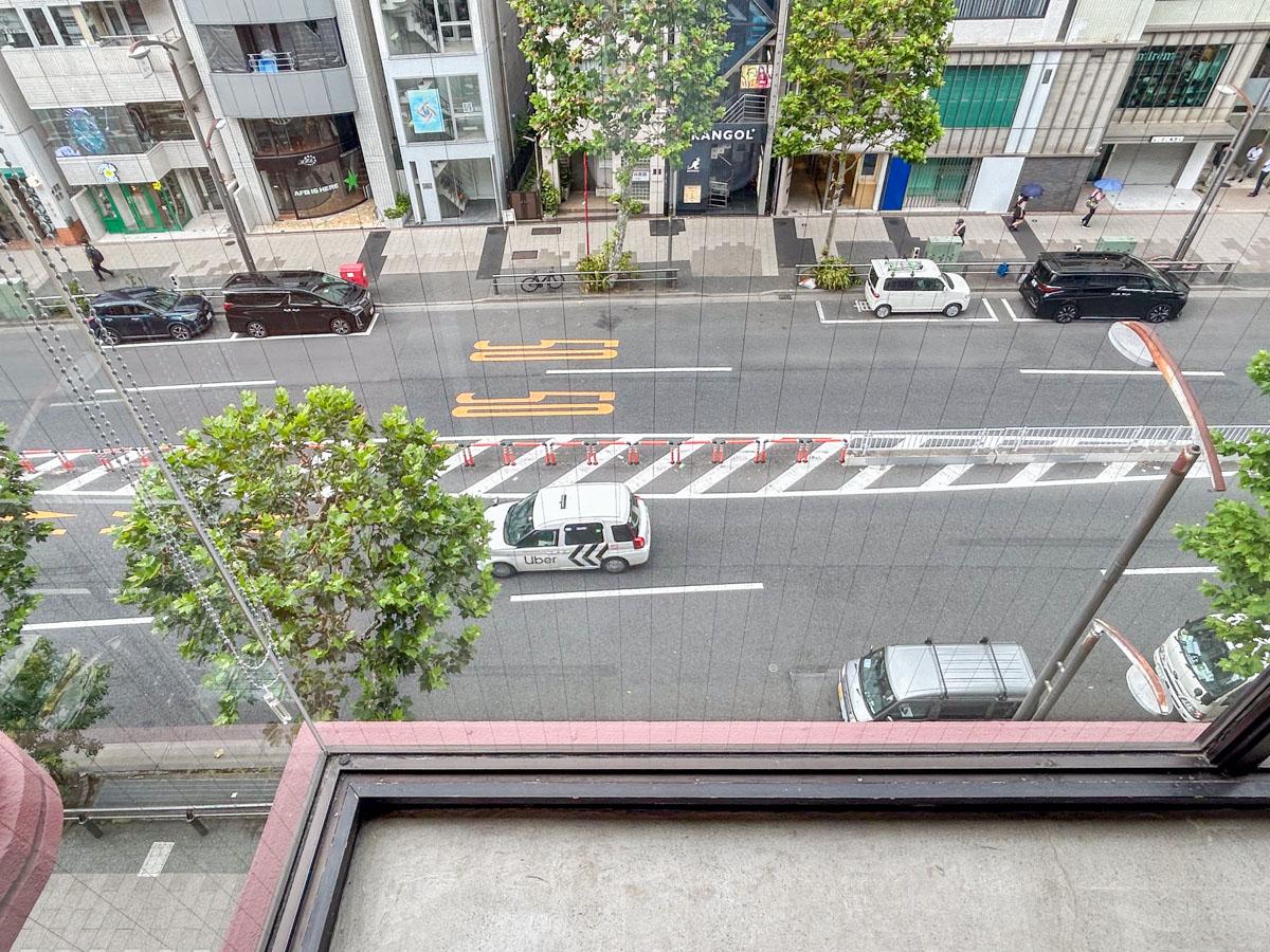 渋谷区神宮前の賃貸物件/前面道路は明治通り。車の走行音は思ったより気になりませんでした