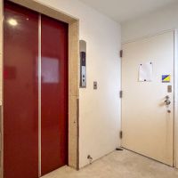 渋谷区神宮前の賃貸物件/共用部。エレベーターのすぐ横に玄関があります