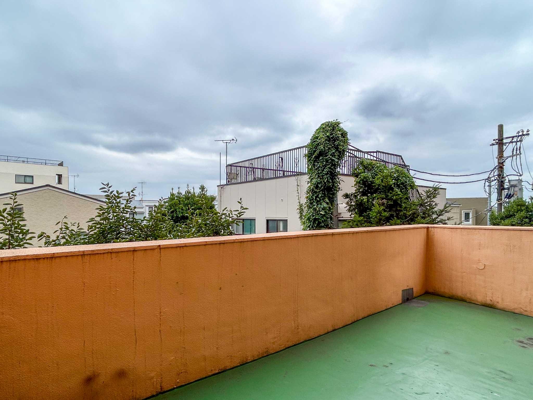 世田谷区三軒茶屋の賃貸物件/広めのバルコニー。周りに高い建物が少ないため、空が広いです