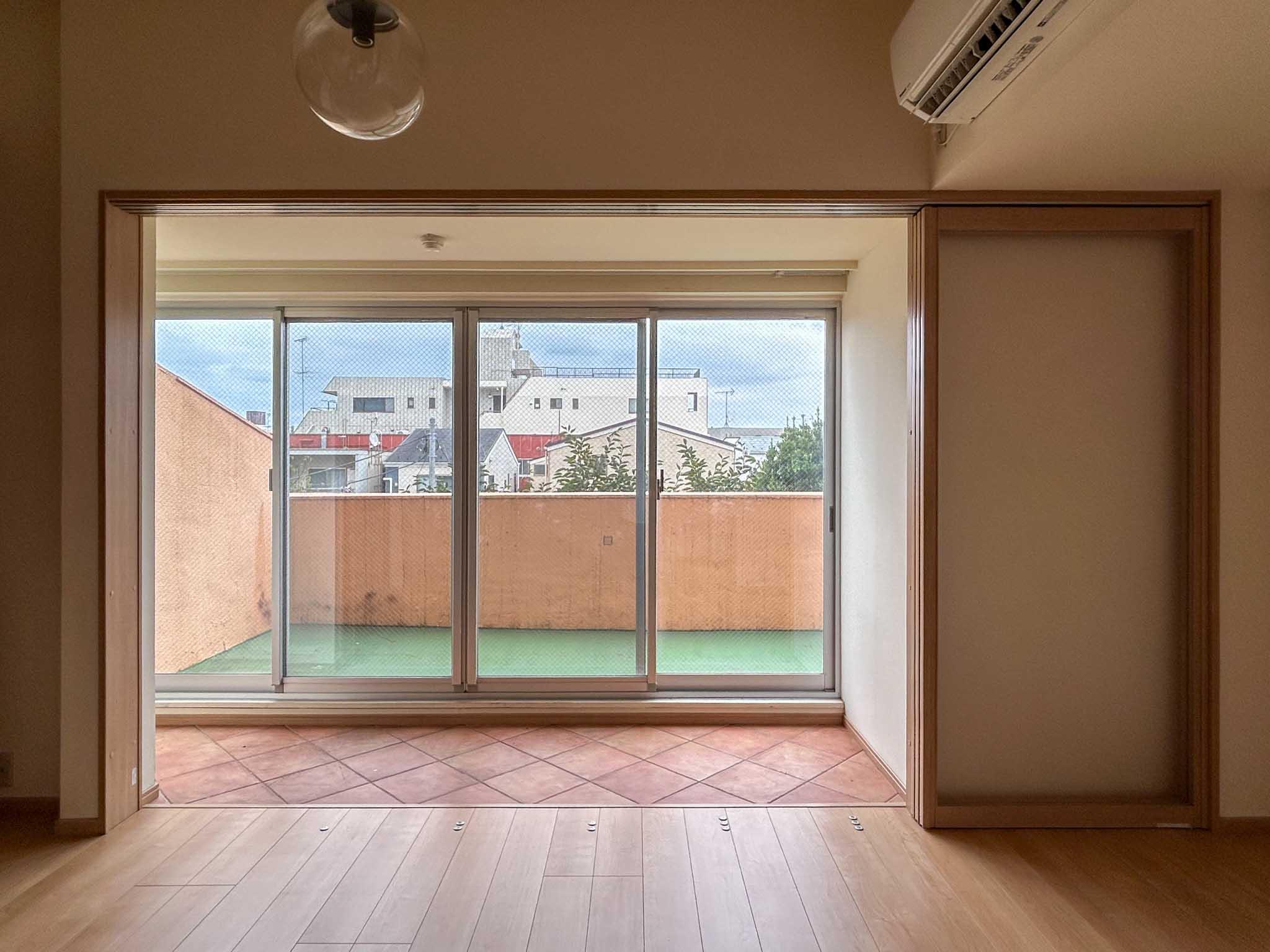 世田谷区三軒茶屋の賃貸物件/窓際にはサンルームのような、ちょっとしたスペースがあります