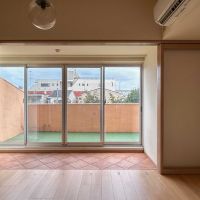 世田谷区三軒茶屋の賃貸物件/窓際にはサンルームのような、ちょっとしたスペースがあります