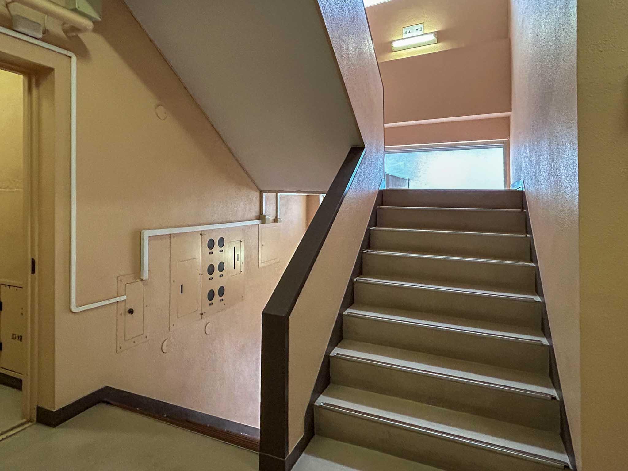 世田谷区三軒茶屋の賃貸物件/共用階段