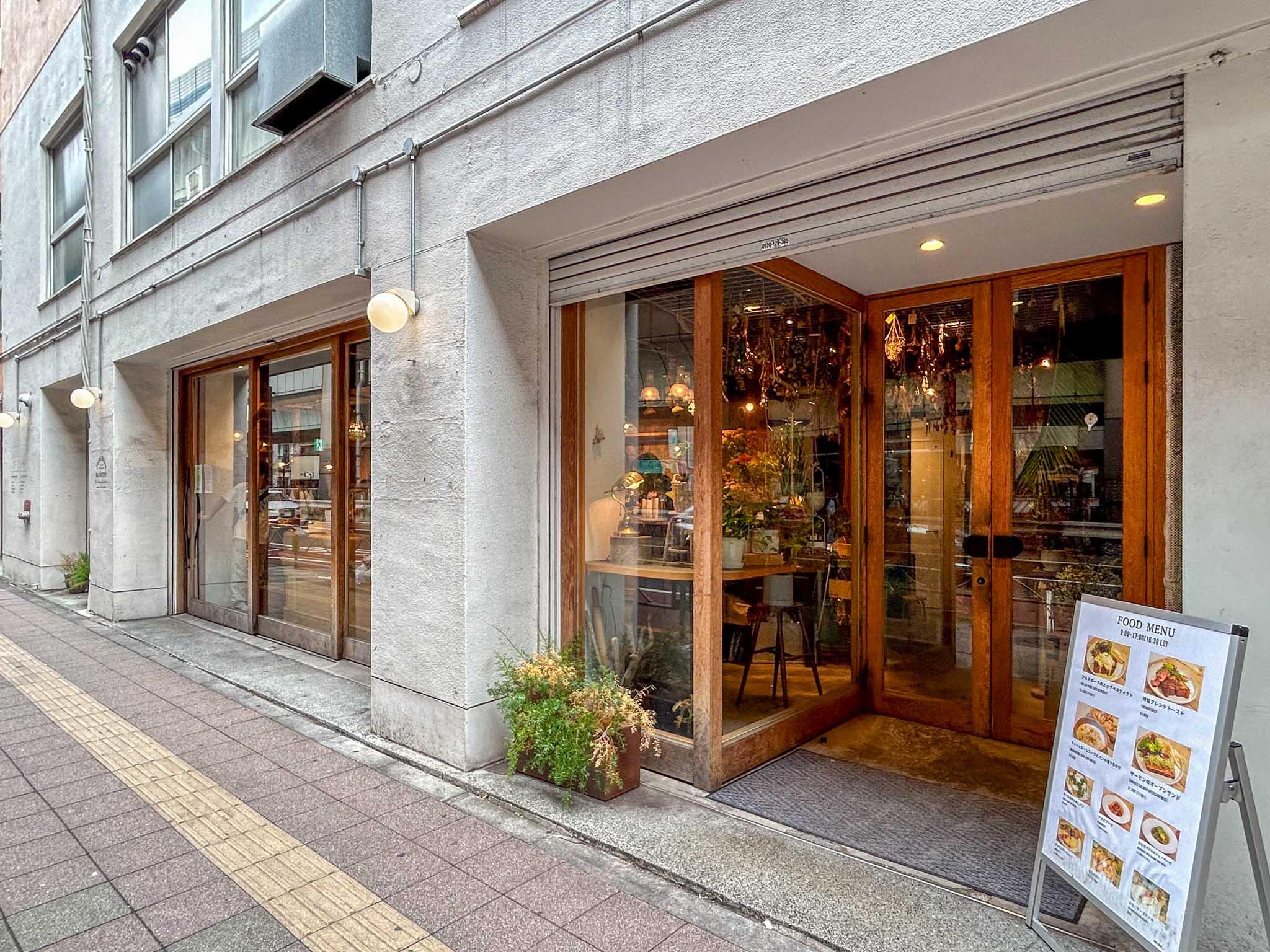 世田谷区三軒茶屋の賃貸物件/建物の1階は花屋兼ベーカリー、2階はカフェになっている