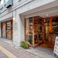 世田谷区三軒茶屋の賃貸物件/建物の1階は花屋兼ベーカリー、2階はカフェになっている