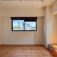 目黒区青葉台の売買物件/リビング窓からの景色が絵画のよう