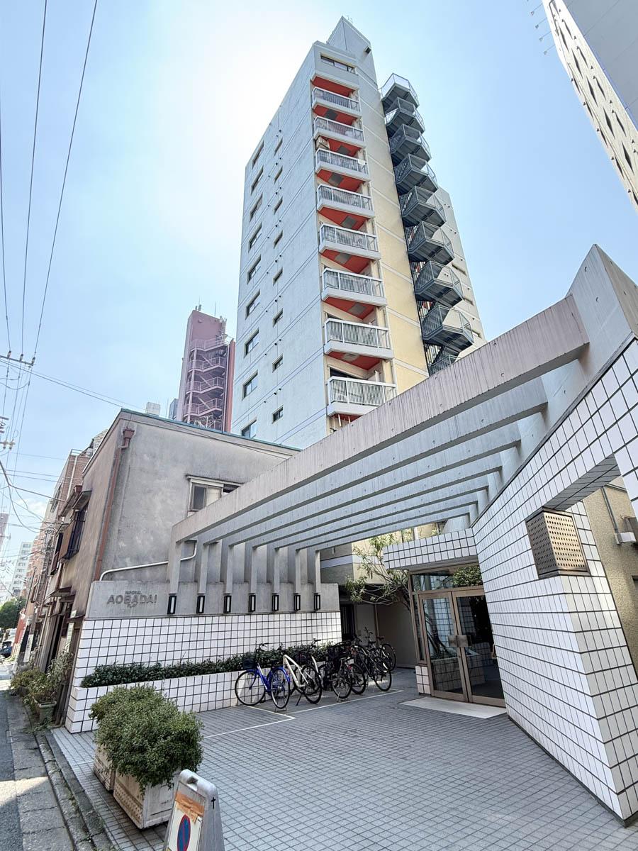 目黒区青葉台の売買物件/外観山手通りとは反対側にエントランスがあります